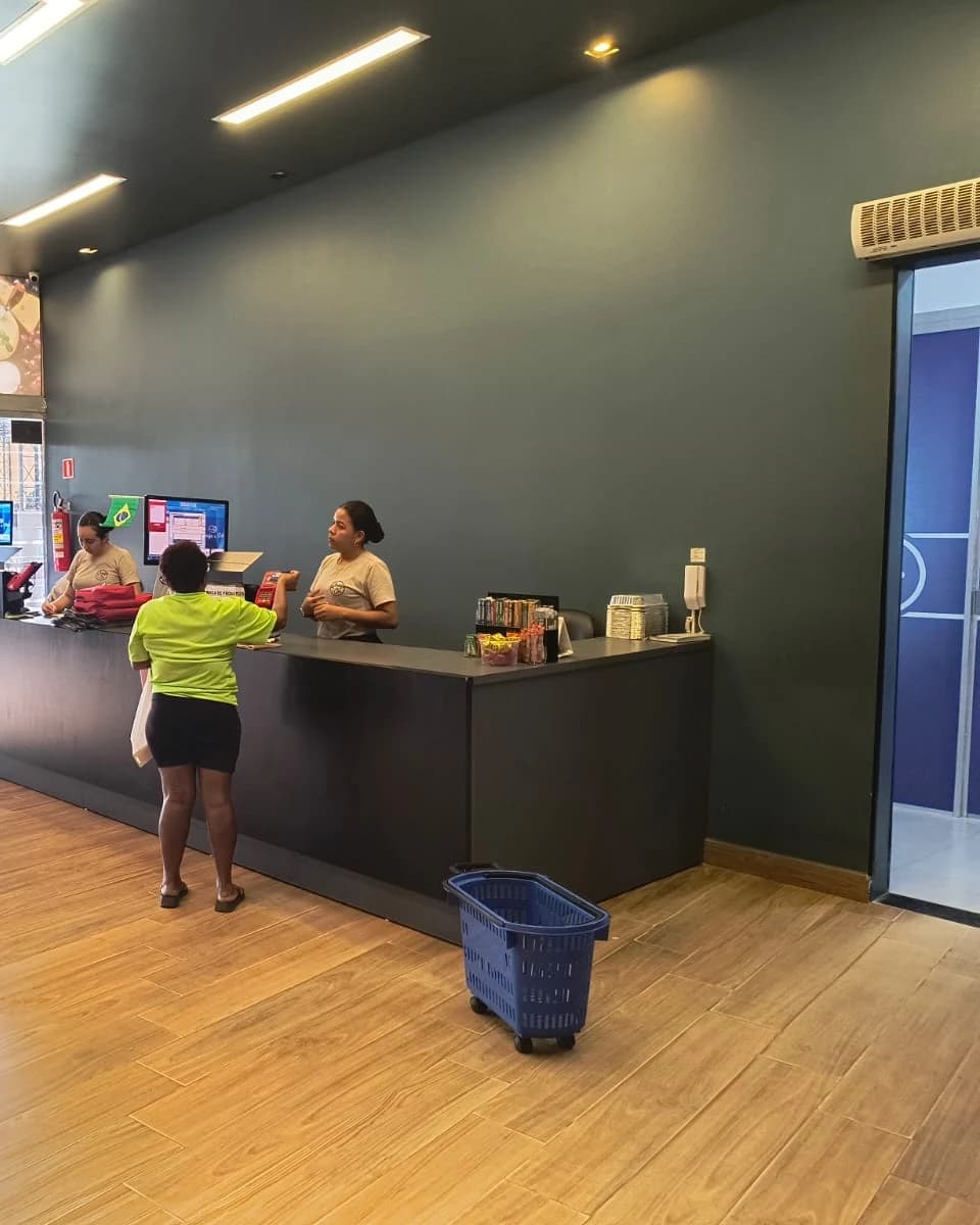 Balcão de atendimento da Queijo & Cia, equipe atendendo uma cliente