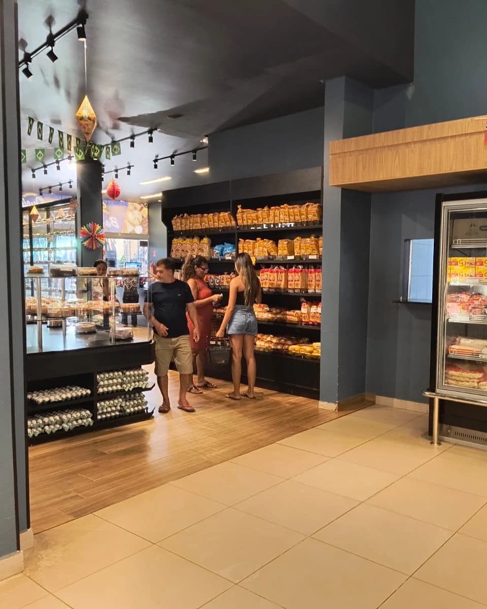 Corredor de padaria da Queijo & Cia, família escolhendo produtos